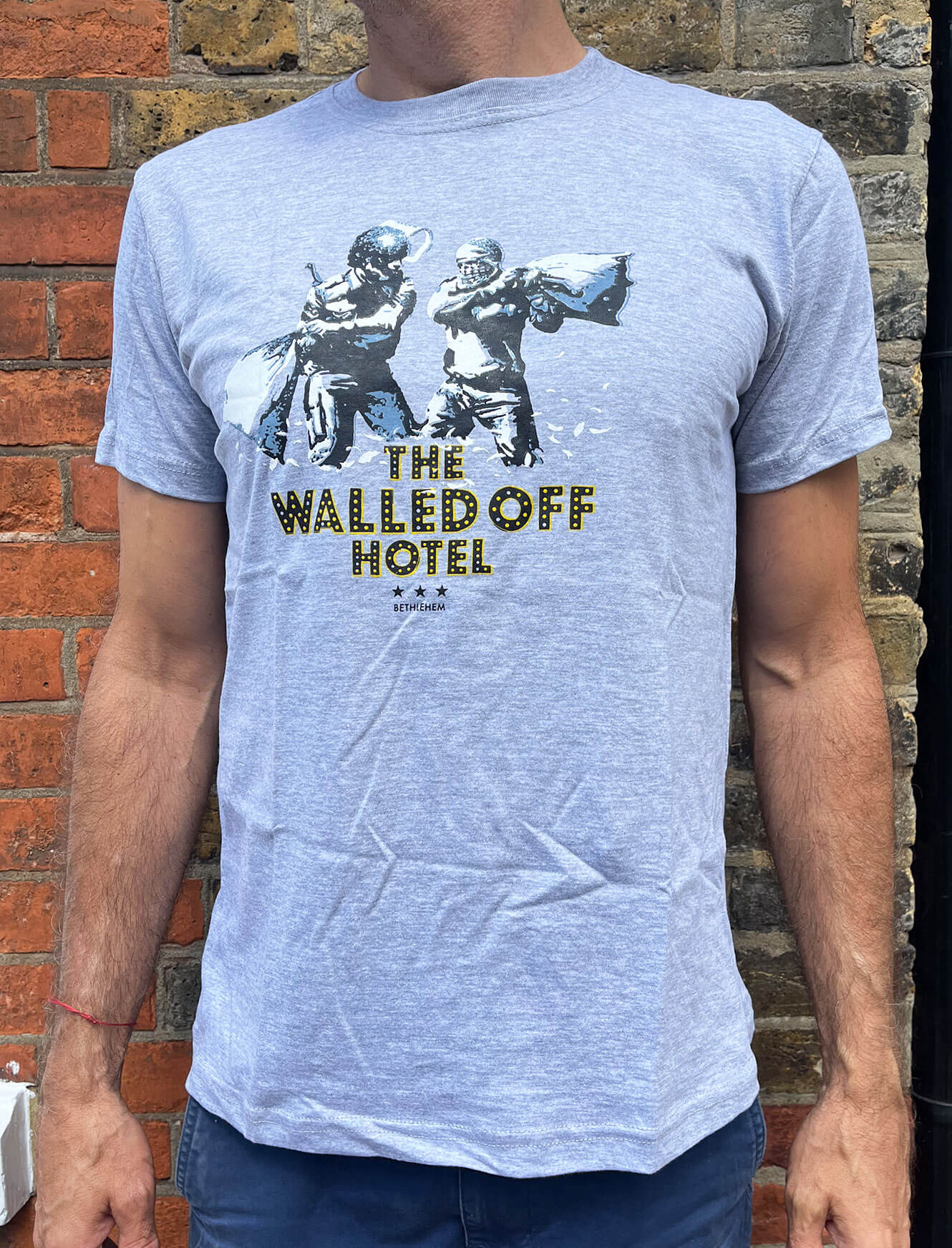 T-shirt Pillow case soldiers, The Walled Off Hotel (Grey) Medium